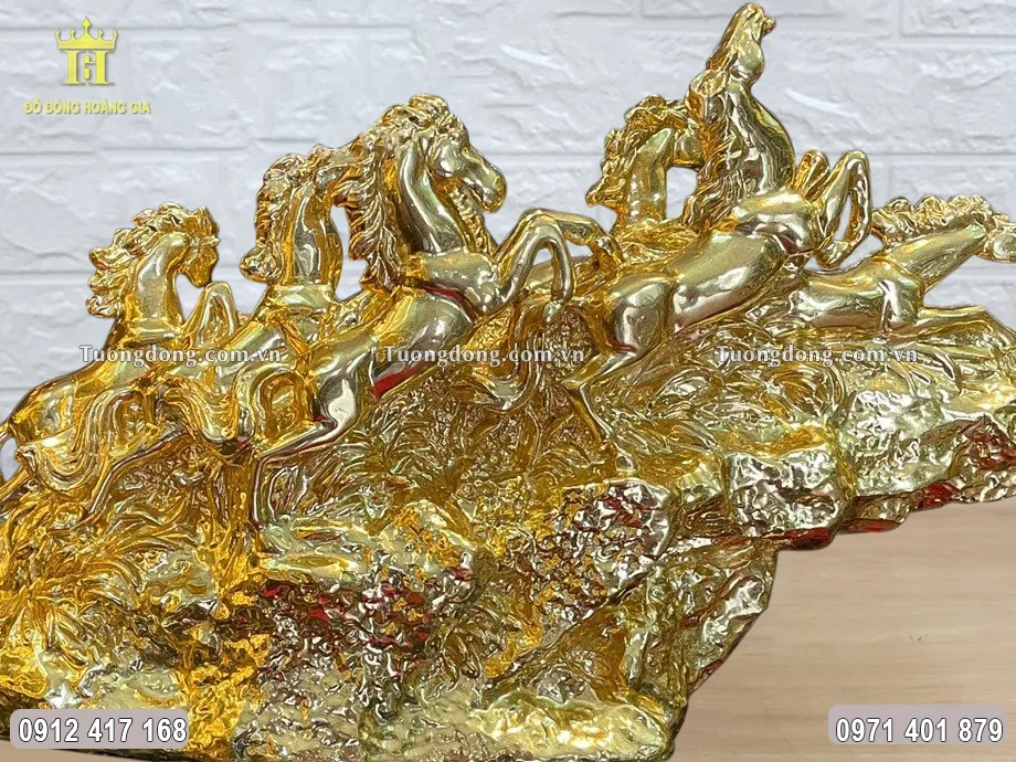 Hình ảnh phía sau bức tượng ngựa